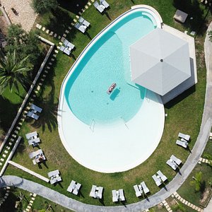 La scenografica piscina trasmette immediate sensazioni di tranquillità e pace per corpo e mente.