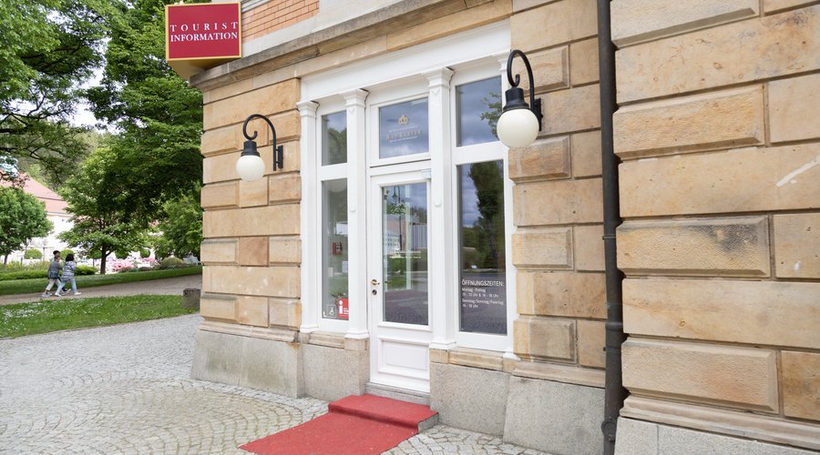 Einer der beiden Eingänge zur Touristinformation in Bad Elster