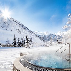 Sommer wie  Winter – bei uns im Hotel Alpenhof können Sie ganzjährig unter freiem Himmel baden