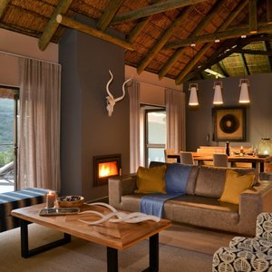Mountain View Loft/ Holiday Home Lounge