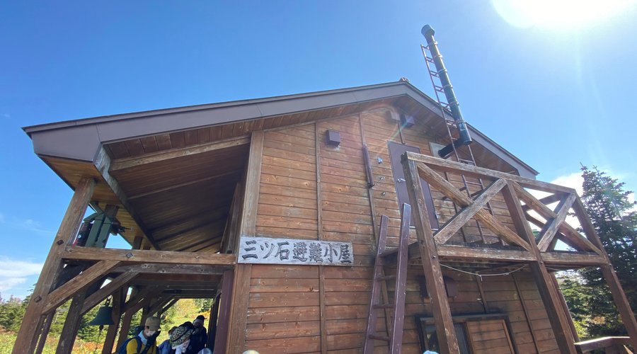 途中の三ツ石山避難小屋トイレは15分待ち(2022.10.1 )