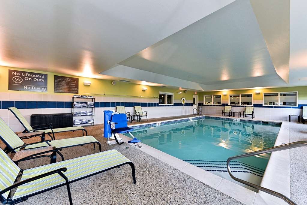 Hampton Inn Ellsworth / Bar Harbor Pool Pictures & Reviews - Tripadvisor