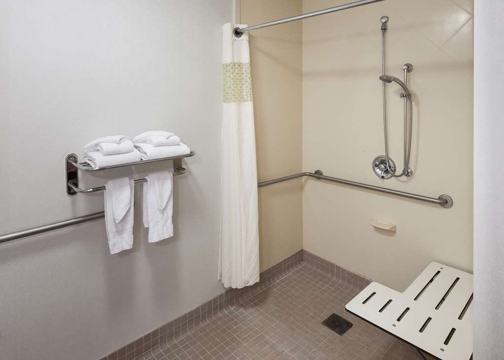 Hampton Inn & Suites Westford-Chelmsford Rooms: Pictures & Reviews ...