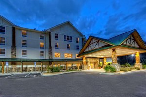 Hampton Inn & Suites Cashiers-Sapphire Valley in Sapphire, image may contain: Hotel, Resort, Inn, City