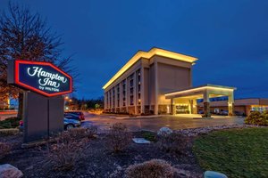Hampton Inn Charlottesville in Charlottesville, image may contain: Hotel, Building, Architecture, Inn