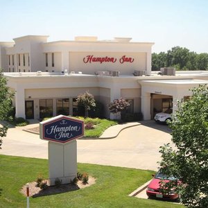 Hampton Inn Clinton in Clinton, image may contain: Villa, Hotel, Inn, Office Building