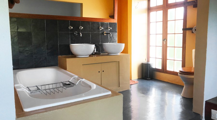 One of the bathrooms in Fynbos Hill