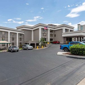 Quality Inn Nashville Downtown – Stadium in Nashville, image may contain: Hotel, City, Pickup Truck, Car
