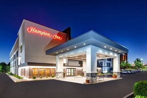 Hampton Inn Cincinnati Airport-North in Hebron, image may contain: Hotel, Inn, Car Dealership, Plant