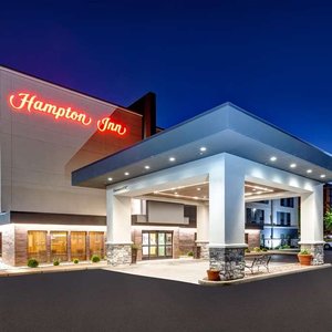 Hampton Inn Cincinnati Airport-North in Hebron, image may contain: Hotel, Inn, Car Dealership, Plant