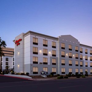 Hampton Inn Phoenix-Biltmore in Phoenix, image may contain: Hotel, Office Building, City, Condo