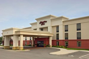 Hampton Inn Dubuque in Dubuque, image may contain: Hotel, Building, Inn, Office Building