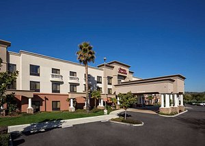 Hampton Inn & Suites Paso Robles in Paso Robles, image may contain: Hotel, Neighborhood, City, Inn