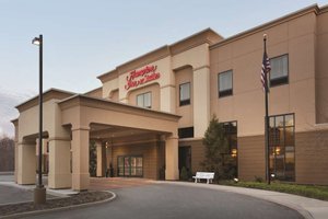 Hampton Inn & Suites Mahwah in Mahwah, image may contain: Hotel, Inn, Bench, Office Building