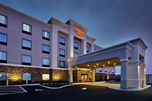 Hampton Inn Niagara Falls / Blvd in Niagara Falls, image may contain: Hotel, Inn, Office Building, City