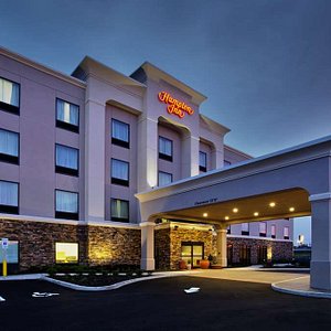 Hampton Inn Niagara Falls / Blvd in Niagara Falls, image may contain: Hotel, Inn, Office Building, City