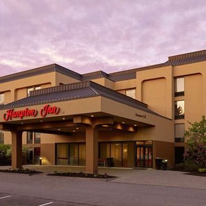 Hampton Inn Portland-Airport in South Portland, image may contain: Hotel, Building, Inn, City