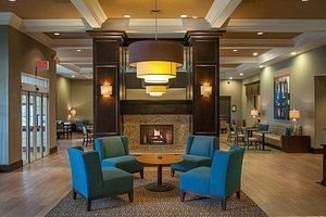 Hampton Inn & Suites New Orleans-Elmwood/Clearview Parkway Area in Harahan, image may contain: Fireplace, Indoors, Foyer, Chandelier