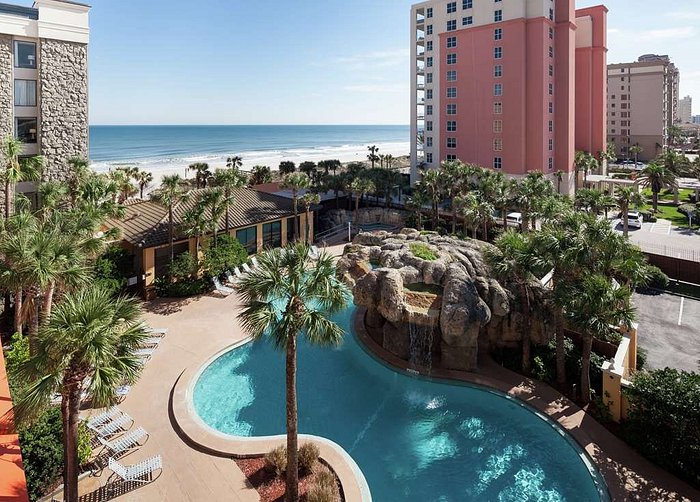 USA: Swimming pool, drinks and palm trees in Jacksonville –