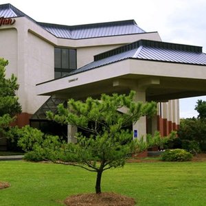 Hampton Inn New Bern in New Bern, image may contain: Hotel, Grass, Villa, Resort
