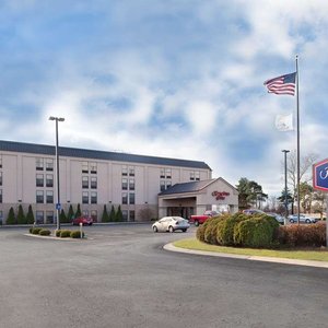 Hampton Inn Muskegon in Muskegon, image may contain: Inn, Office Building, Flag, Car