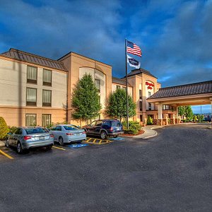 Hampton Inn Johnstown in Johnstown, image may contain: Hotel, Building, Car, City