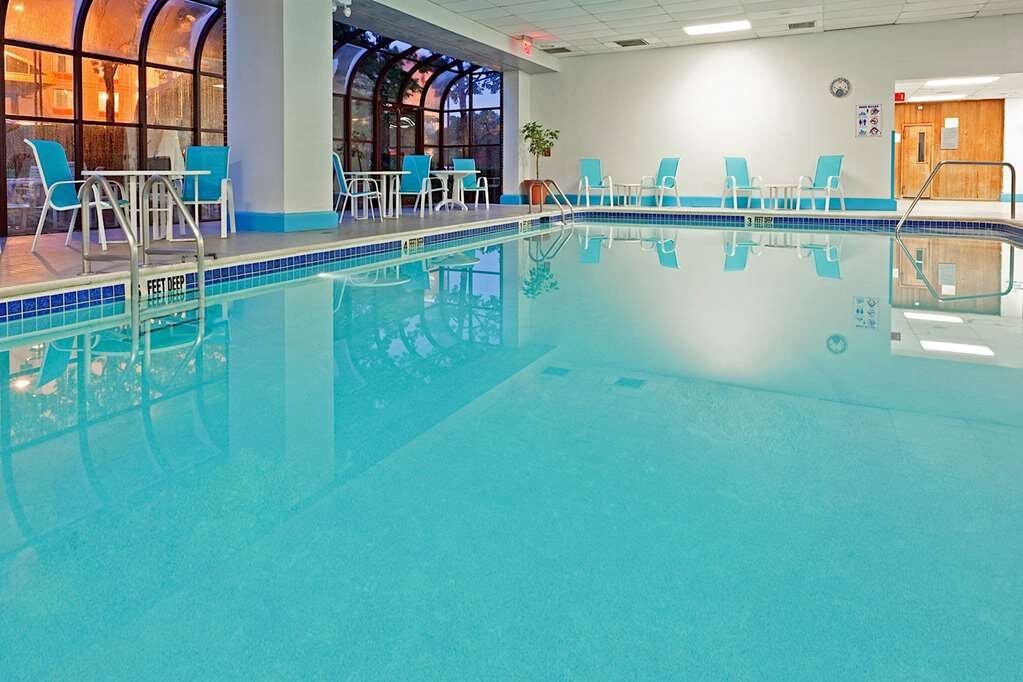 Hampton Inn New York - LaGuardia Airport Pool Pictures & Reviews ...