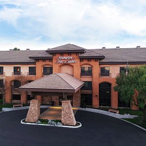 Hampton Inn & Suites Temecula in Temecula, image may contain: Hotel, City, Resort, Villa
