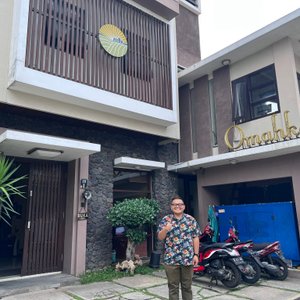 Staying in Omahkoe  for the first time, actually my teacher been here many times so i decided to stay here the place is clean and warm welcome greeting the weather also quite cold feels like in mountaim area. easy to find food around this place  you only need 15 minutes walk to find nearest place to eat  the receptonist guy and woman very nice to us and lots of smile  by the way this place isnt work together with OYO since few weeks ago   thanx