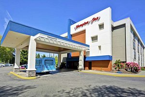 Hampton Inn Seattle-Southcenter in Tukwila, image may contain: Hotel, Building, Car, Vehicle