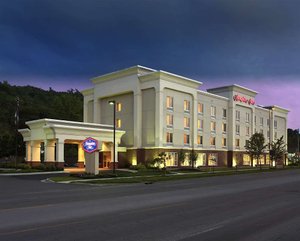 Hampton Inn Ithaca in Ithaca, image may contain: Hotel, Inn, Office Building, City