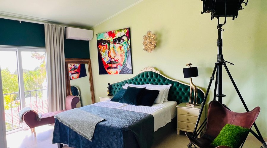 Queen room