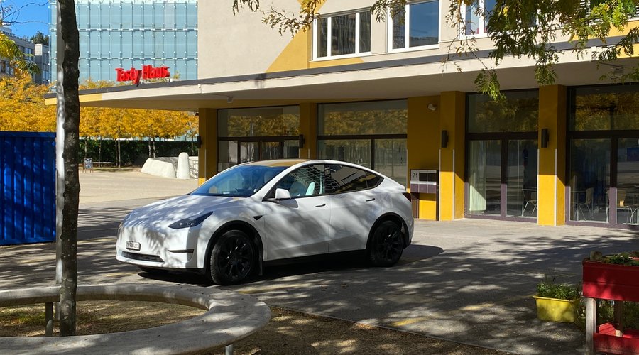 Parkplatz neben Restaurant 