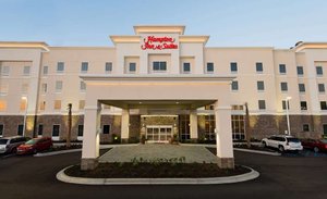 Hampton Inn & Suites Orangeburg in Orangeburg, image may contain: Hotel, Inn, Office Building, Car