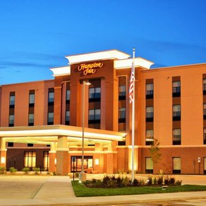 Hampton Inn Lincoln Airport in Lincoln, image may contain: Hotel, Office Building, Inn, City