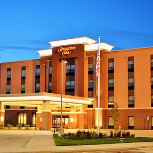 Hampton Inn Lincoln Airport in Lincoln, image may contain: Hotel, Office Building, Inn, City