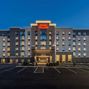 Hampton Inn & Suites Newport / Cincinnati in Newport, image may contain: Hotel, Office Building, Inn, City