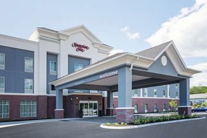 Hampton Inn Kennebunk Kennebunkport in Kennebunk, image may contain: Hotel, Inn, Plant, Car