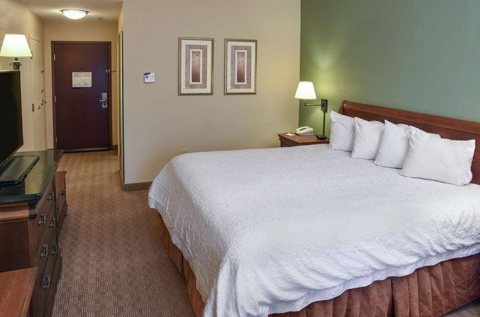 Hampton Inn & Suites Youngstown-Canfield - hotel rooms