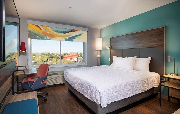 Super Bowl 2023: Phoenix hotel rooms are few; prices sky high