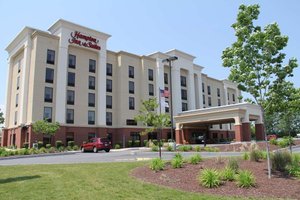 Hampton Inn & Suites Plattsburgh in Plattsburgh, image may contain: Hotel, Office Building, City, Flag