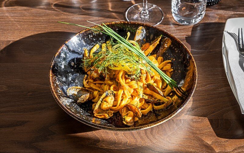 Pasta Fettuccine.

 tigerräkor, blåmusslor, tomatsås, vitlök, vittvin samt persilja. 