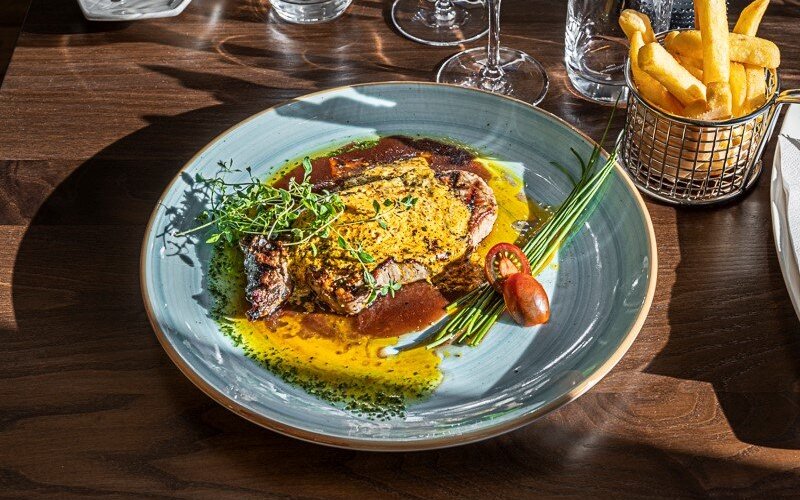 Entrecote.

 café de paris smör, rödvinssky