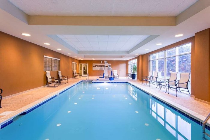 Hampton Inn & Suites Herndon-Reston Pool Pictures & Reviews - Tripadvisor