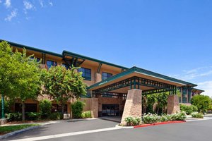 Hampton Inn & Suites Agoura Hills in Agoura Hills, image may contain: Hotel, Building, Villa, City