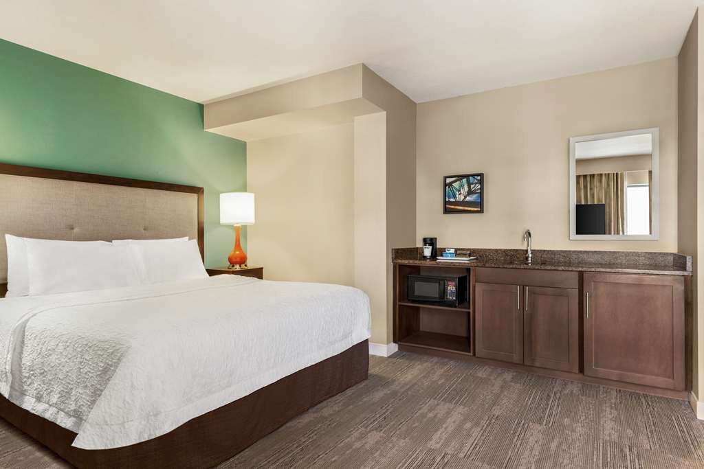 HAMPTON INN SUITES NEW ORLEANS CONVENTION CENTER 99 2 0 8   Guest Room 