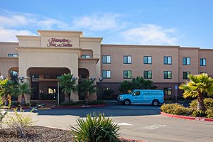 Hampton Inn & Suites Oakland Airport - Alameda in Alameda, image may contain: Hotel, Building, Architecture