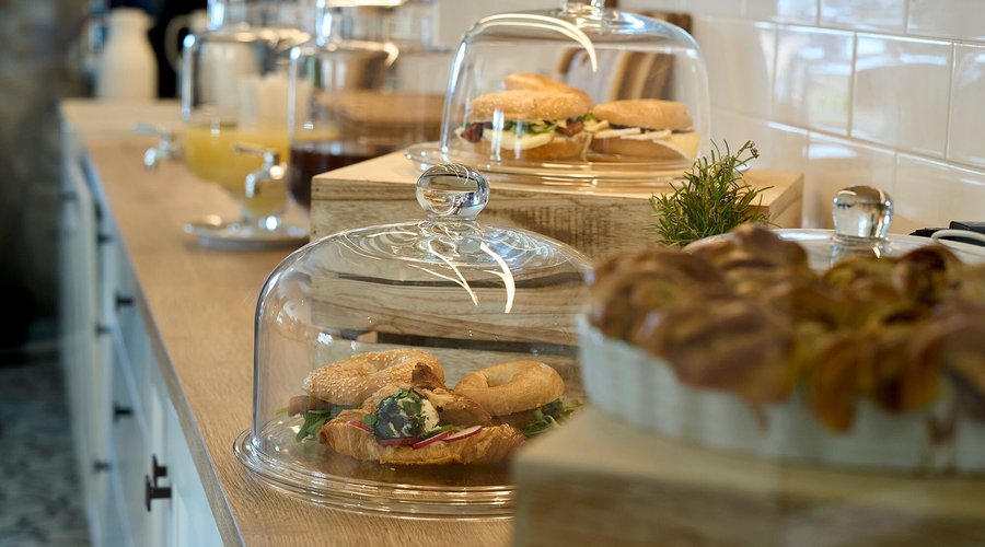 Unser Café Hortensia steht ganz im Zeichen von HYGGE.

Das Wort HYGGE steht für Lebensfreude, Geborgenheit und Zeit mit der Familie und Freunden. HYGGE bedeutet, den Moment zu genießen – mit gutem Essen im warmen Licht des Kaminfeuers.

Genau das gibt es bei uns. Das Café Hortensia ist ein Ort, an dem alle zusammenkommen.
