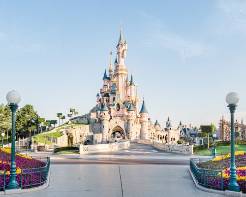 Transport infrastructures in Disneyland Paris and Futuroscope