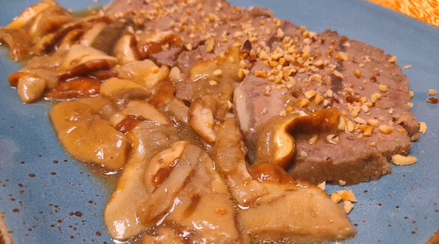 Arrosto della vena con porcini e granella di nocciole